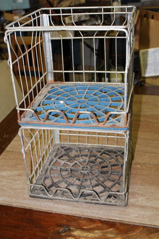 lot 9132 image: Lot of 2 vintage storage crates