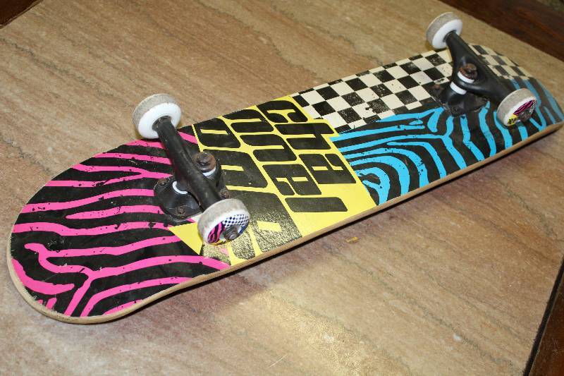 lot 9136 image: Skate Board - WOW SK8