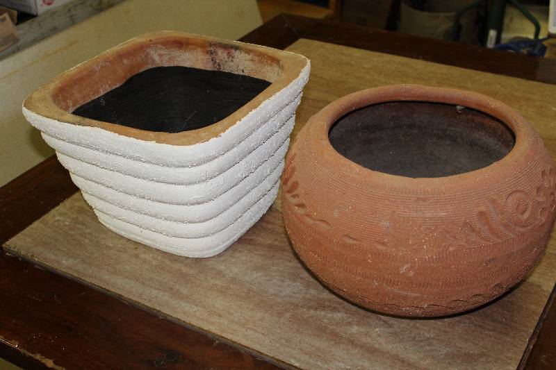 lot 9141 image: Lot of 2 Planters  Garden Pots