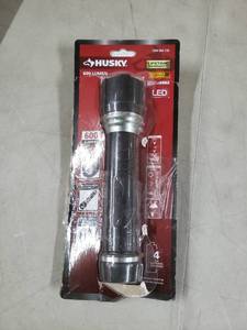 lot 2613 image: 600 Lumens LED Virtually Unbreakable Aluminum Flashlight