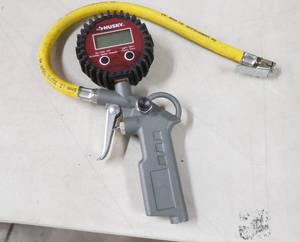 lot 2630 image: Husky .25 Air Guage Handle