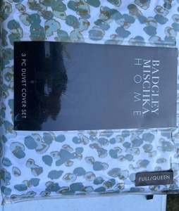 lot 30014 image: BADGLEY MISHKE HOMES FULLQUEEN DUVET