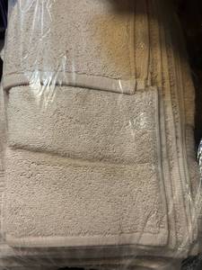 lot 30057 image: 6 Piece Towel set Beige