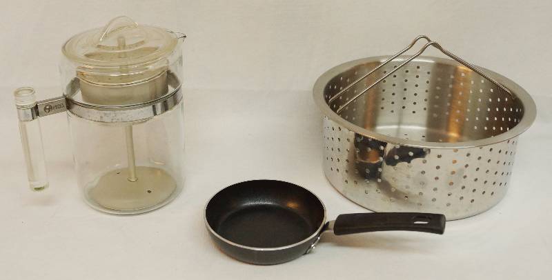 lot 2232 image: Lot of kitchenware - VINTAGE PYREX Coffee Percolator - small non-stick egg pan & heavy duty stainless steel cooking colander - WOW
