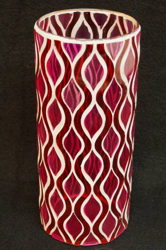 lot 2238 image: Red, White and Pink Glass Vase - See photo for measurements. This is pretty and nice No cracks or chips