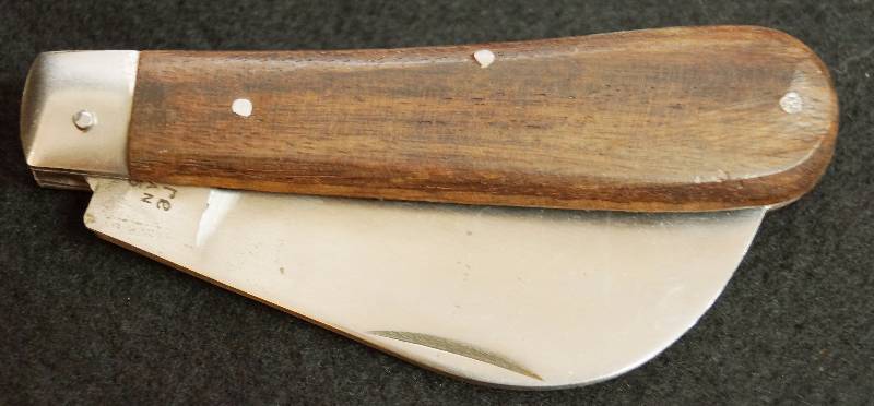 lot 4091 image: Japanese Pocket Knife SABRE Model# 645 - Curved Blade, wood handle - nice - see photos for measurements and conditions