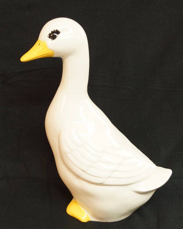 lot 4096 image: Big Ceramic Goose - Nice No chips or cracks - see photo for how tall this is -)