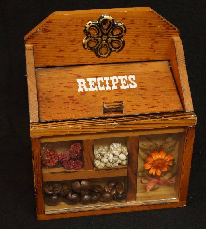 lot 4103 image: Cute Wooden Recipe Box