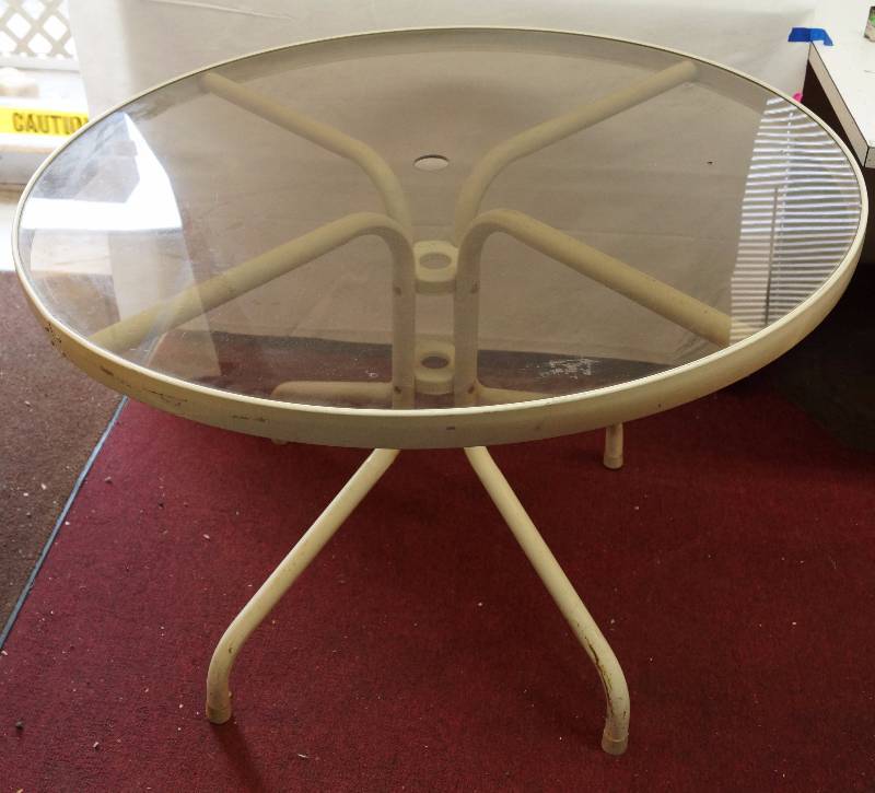 lot 4131 image: Patio Table - Metal and Glass - White painted legs - 42 diameter & 30 high - With 4 plastic lawn chairs