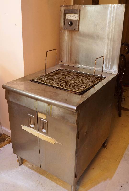 lot 4134 image: Commercial Gas Deep Fryer with Frying Screens and cover