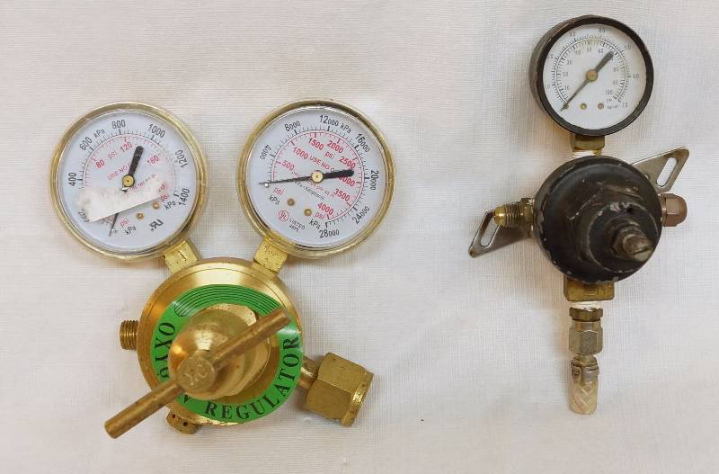 lot 4147 image: Lot of 2 Gauges - Oxygen Regulator & CO2