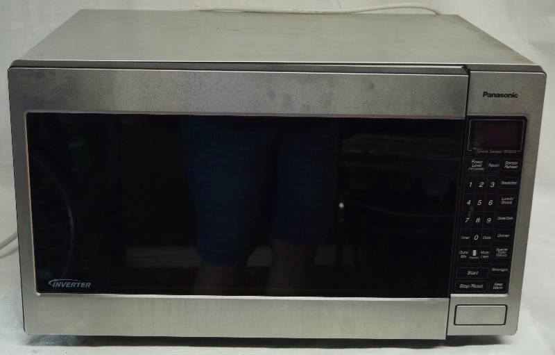 lot 4158 image: Panasonic Microwave 1250 Watts - Door latch needs replaced