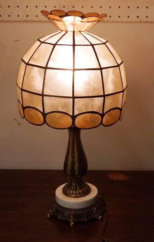 lot 4186 image: Table Lamp - Very pretty about 18 tall - works - nice condition