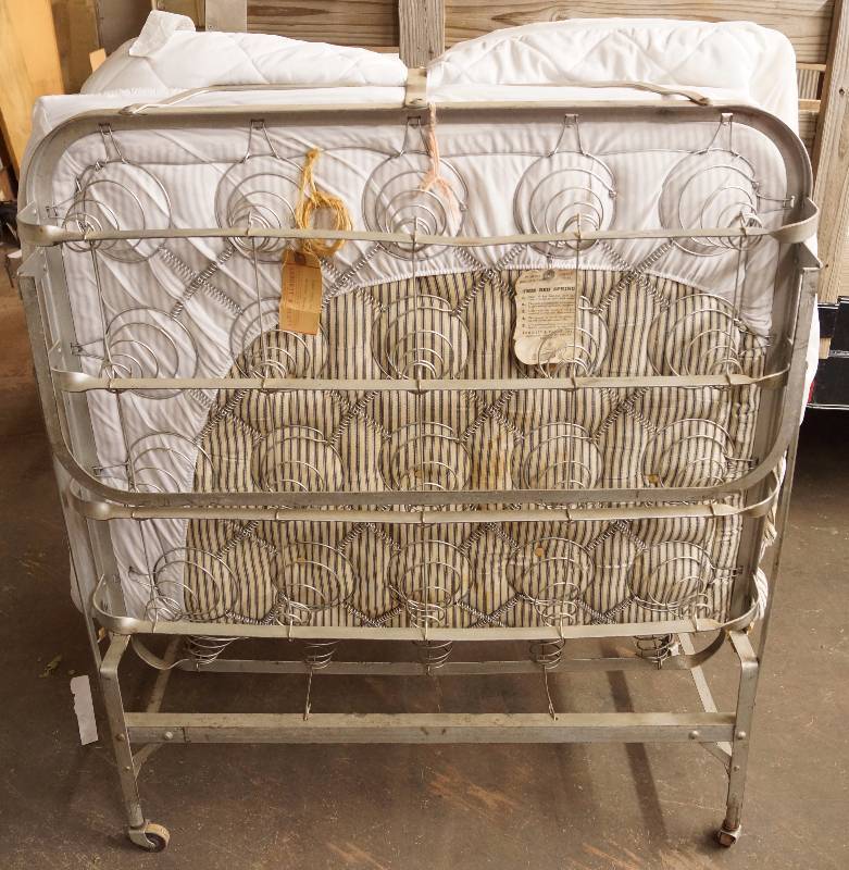 lot 4189 image: Vintage Roll - Away Bed - On Wheels - By Leggett & Platt - Easy to use All hardware works. Mattress shows wear but is decent - Expands and Folds Up Easy - Has original tags on the bottom COOL