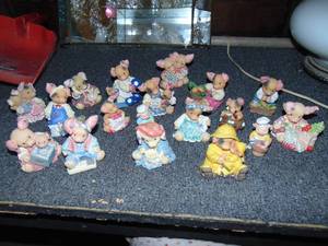 lot 4540 image: Enesco This Little Piggy ornaments