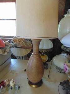 lot 4546 image: Mid century lamp with cracked plastic shade