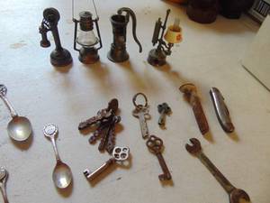 lot 4551 image: Small pencil sharpeners and vintage keys
