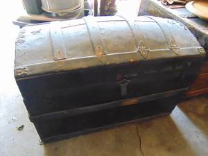 lot 4552 image: Camel back trunk with contents