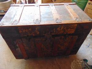 lot 4555 image: Large trunk with contents