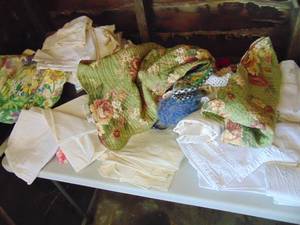 lot 4566 image: Vintage placemats, holders and New old stock material