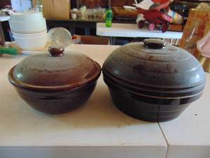 lot 4569 image: Pottery bean pots - one Marquest