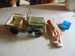 lot 4595 image: Tonka Jeep and battery operated clown