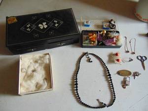 lot 4596 image: Jewelry box and contents