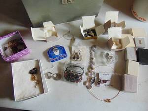 lot 4598 image: Large lot of jewelry - mostly Avon