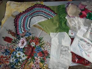 lot 4720 image: Large lot of doilies and towels