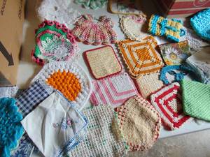 lot 4721 image: Group  of pot holders and other material