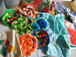 lot 4725 image: Large group of pot holders and other material