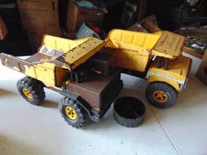 lot 4733 image: Tonka and Nylint dump trucks - some damage