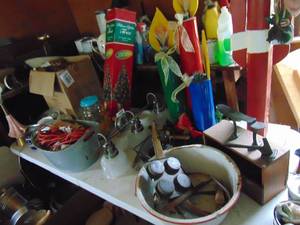 lot 4746 image: Contents of tabletop including enamel pan, shoe shine box, and other collectibles