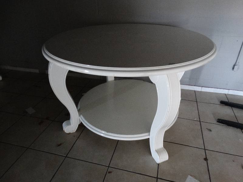 lot 2759 image: Large round retail table