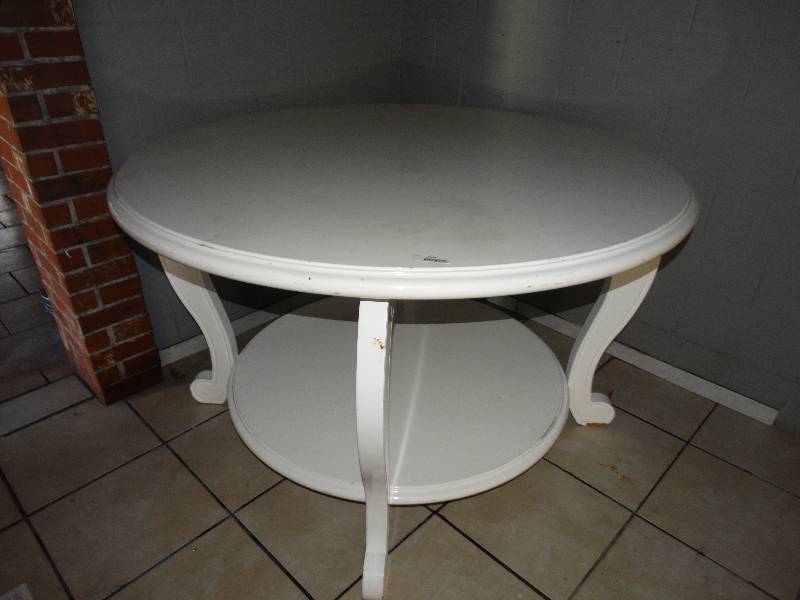 lot 2760 image: Large round retail table