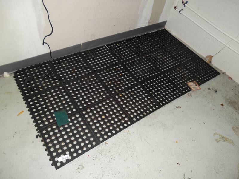 lot 2766 image: 2 Anti-fatigue mats