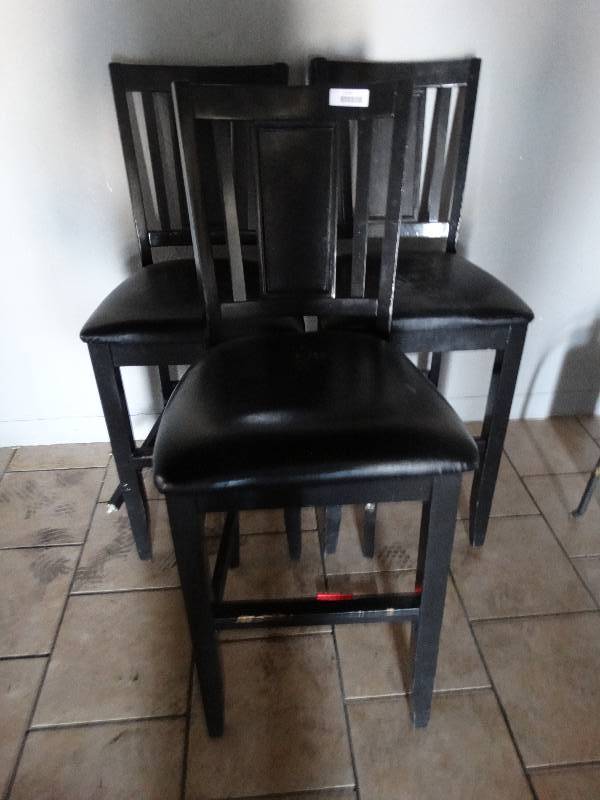lot 2770 image: 3 padded wood bar stools.
