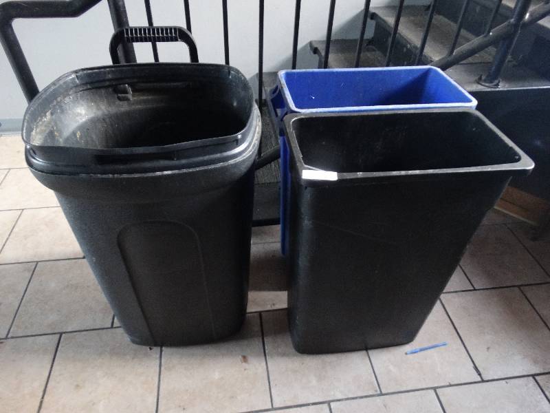 lot 2784 image: 3 trash cans