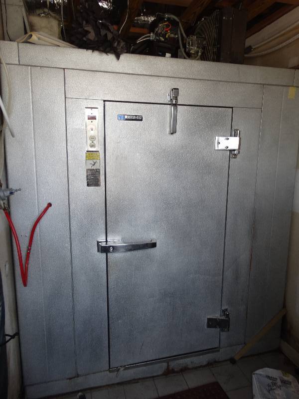 lot 2785 image: Master-bilt walk-in coolerbeer system