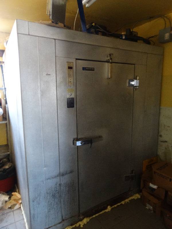 lot 2786 image: Master-bilt walk-in cooler. Indoor unit.