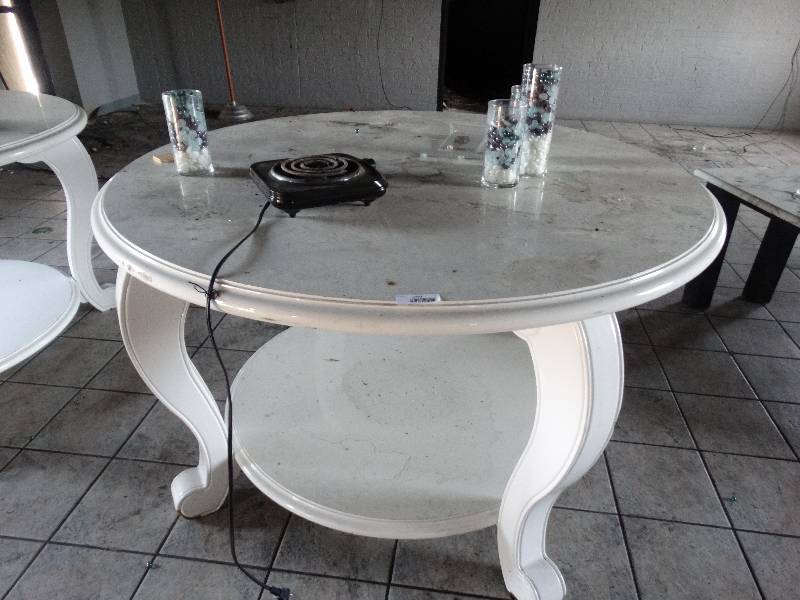 lot 2790 image: Large round retail display table
