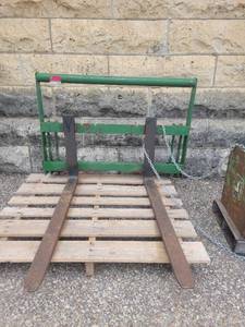 lot 1322 image: 42in Concordia LPJD-SC Tractor Pallet Fork Attachment