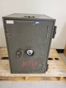 lot 1384 image: Heavy Duty Steel Safe