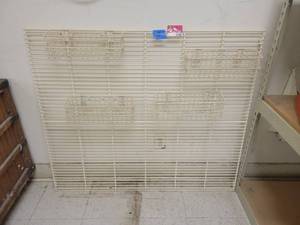 lot 1440 image: Wire Wall-Mount Shelf W Small Wire Storage Baskets&nbsp