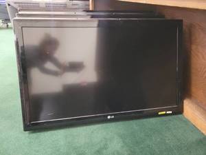 lot 1480 image: LG 42LK520 Television