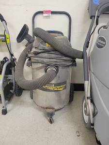 lot 12985 image: 10 Gallon Shop Vac QUM650