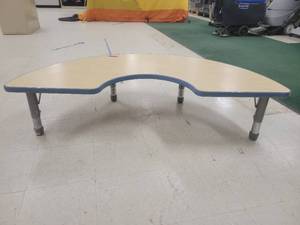 lot 1469 image: Jonti Craft Kidney Shaped 5ft Childrens Activity Table&nbsp