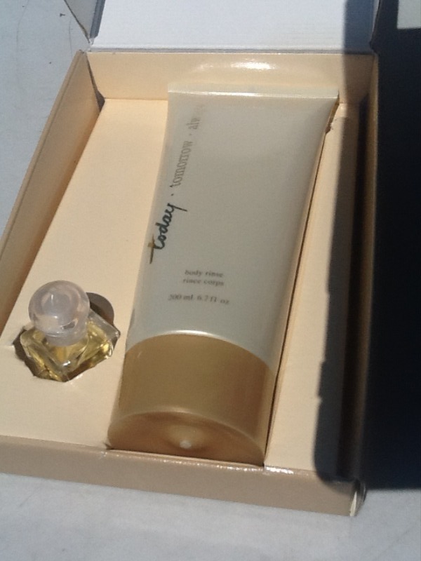 lot 7751 image: Ladies lotion and perfume kit as a picture