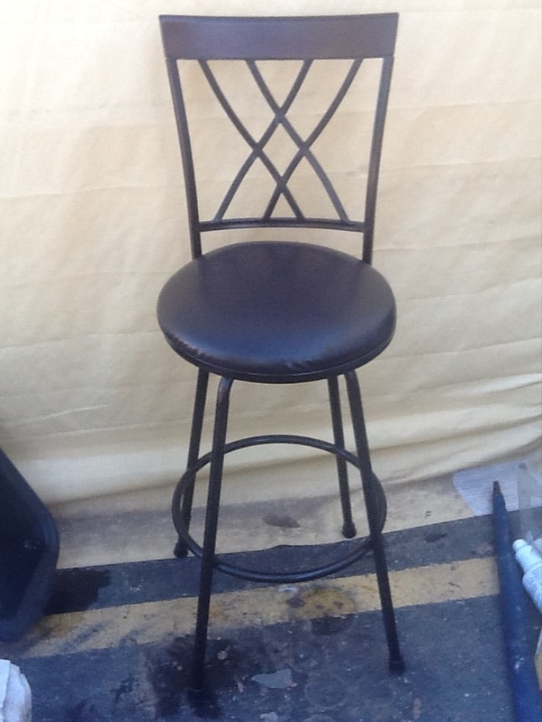 lot 7837 image: Nice steel bar stool with cushion and swivel seat