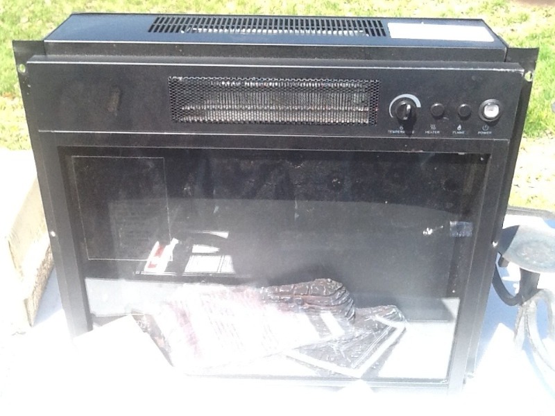 lot 7846 image: Small 2 12 x 3 wide gas fireplace as pictured